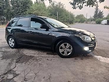 Продажа авто: Hyundai i30 CW, qara rəngli universal kuzov. Xüsusiyyətlər: - Kuzov — 8