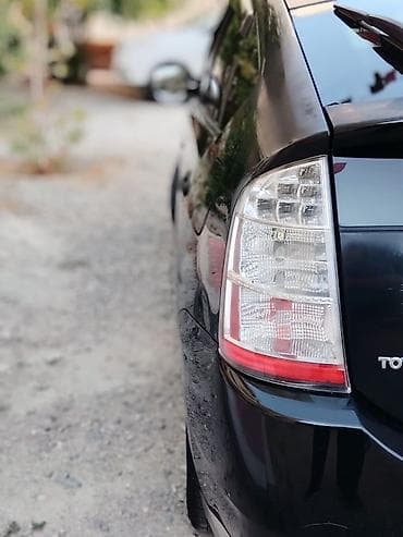 prius yan guzgu: Toyota Prius hibrid hatchbek - Korpus: qara rəng, arxa spoyler və — 1