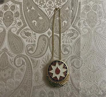 qapi ustu asmalar: Bu açar zənciri Bakının simvolu olan Alov Qüllələrinin miniatür — 1