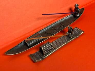 papaq şekli: Bu iki bürünc rəngli buxur qabı, Asiya mədəniyyətindən ilhamlanaraq — 1