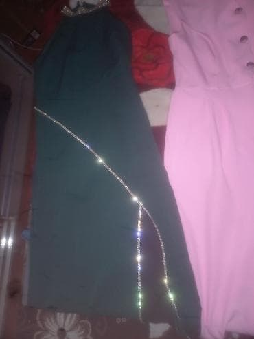 cicekli don: Qadın geyimləri – 3 fərqli don - Modellər: - Zümrüd-yaşıl don — 2