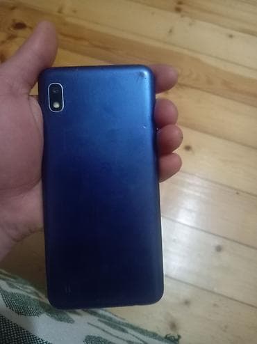 Mavi rəngli smartfon - Ekran: tam ekran dizayn, üst hissədə damla