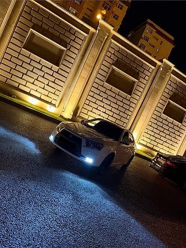 vito disk: Ağ rəngli sedan – fərdi tüninqli eksteryer və LED işıq paketi — 2