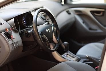 Hyundai Elantra: 1.8 l | 2013 il Sedan