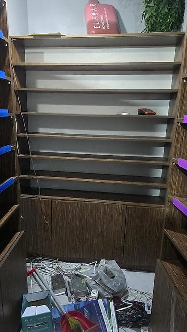 Полочные витрины: Mağaza bağlandığı üçün satılır. deffekti yoxdu. Ulduz metrosunun — 3