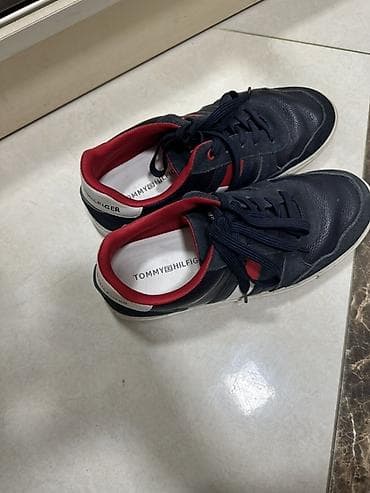 krosofka: Tommy Hilfiger kişi krossovkası - Rəng: tünd göy üst hissə, qırmızı — 1