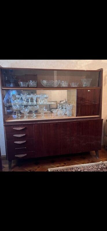 1 hefteye 7 kq ariqlamaq: Şüşəli dolab vitrini — 1