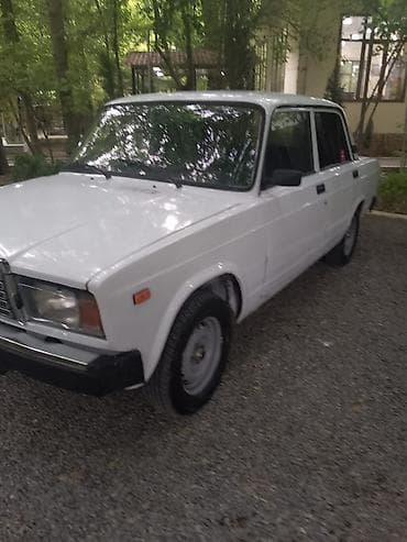 formula teker: VAZ 2107, ağ rəng, sedan kuzov. - Klassik dizaynlı 4 qapılı sedan - — 3