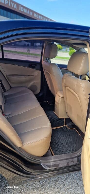 kia ceed 2010: Hyundai Sonata sedan – qara rəng, 4 qapı, arxa ötürücülük anteni — 5