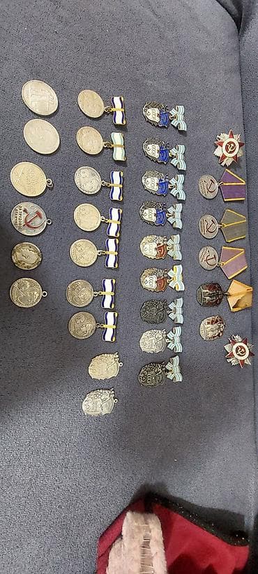 Sovet dövrünə aid kolleksiya medalları və ordenləri dəsti. 615 qram