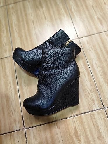 Qadınlar üçün qara rəngli platforma dabanlı botlar - Model: Daxili — 1