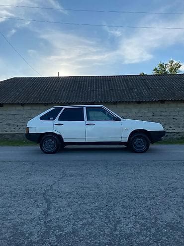 vaz 2107 starter: Vaz 2109 “Samara” – ağ rəngli, 5 qapılı hetçbek. Əsas xüsusiyyətlər — 3
