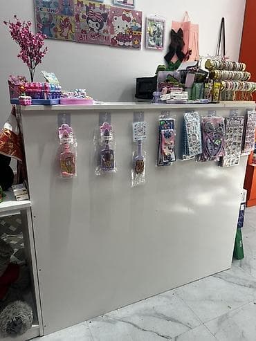 Ağ rəngli kassir/administrator stolu – mağaza, butik və ofislər üçün