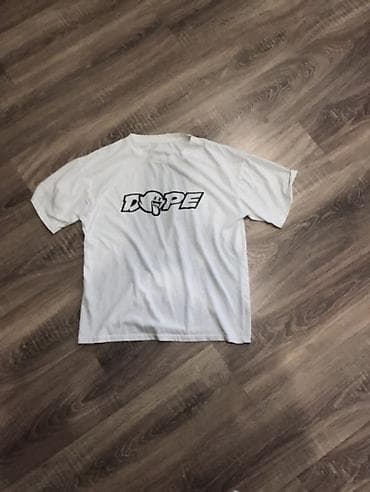 sort: Ağ rəngli qısaqoll T‑şört - Ön hissədə qara konturlu “DOPE” yazısı və — 1