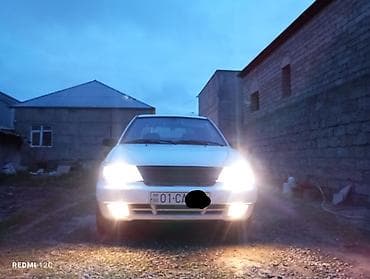 lexus rx 350: Ağ rəngli sedan, şəhərdaxili sürüş üçün praktik və qənaətcil — 2