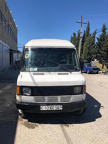 Ağ rəngli mikroavtobus/van. Xüsusiyyətlər: - Uzun və yüksək damlı