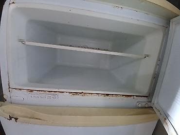 İki qapılı soyuducu - Üst hissə: dondurucu bölmə, ortada çıxarıla