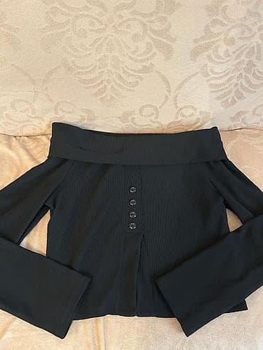 Qadın üst geyimi – off-shoulder bluz - Rəng: qara - Dizayn: çiyinləri