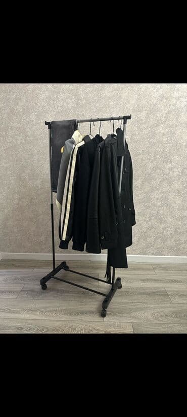Paltar asılqanı. Üzərində müxtəlif geyimlər asılıb, həm qarderobda
