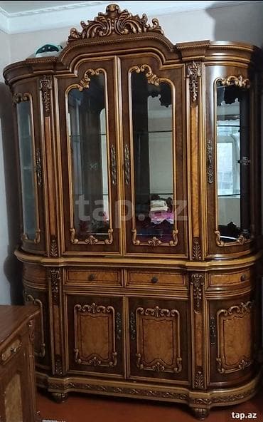 Klassik üslubda iri bufet-vitrin. - Material: təbii ağac əsaslı