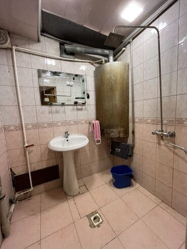 Uzunmüddətli kirayə mənzillər: Mərkəzdə universamın üstündə 9/5-ci mərtəbəsində 2 otaq (otaqlar — 6