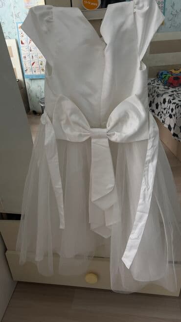 Платье в идеальном состоянии. Размер указан на 10 лет, но можно носить