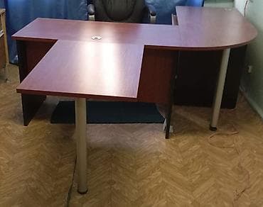 Sifarişlə ofis mebeli: Ofis üçün formalı iş masası. Siyirmeleride var. Masa uzerinde qelem — 1