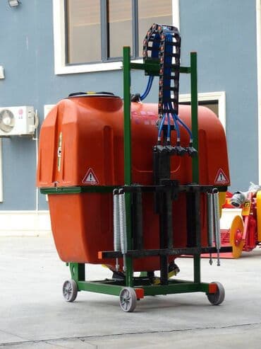 dərman ciləyən aparat: 1000 L Hidrovlik Dərman Səpən 16 M Qolların uzunluğu 4 Membranlı — 2