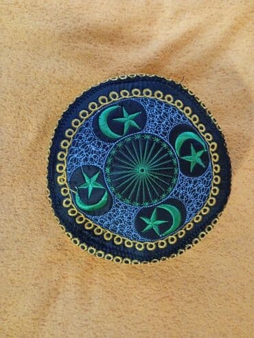 kişilər ucun dəri papaqlar və kepkalar: Məhsul: Naxışlı dini papaq (tübətəj/külağayı tipli) - Forma: Aşağı — 3