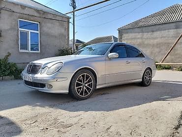 şuşe qaldıran: Mercedes-Benz E-Class sedan (W211), gümüşü rəng. Xüsusiyyətlər: - — 9