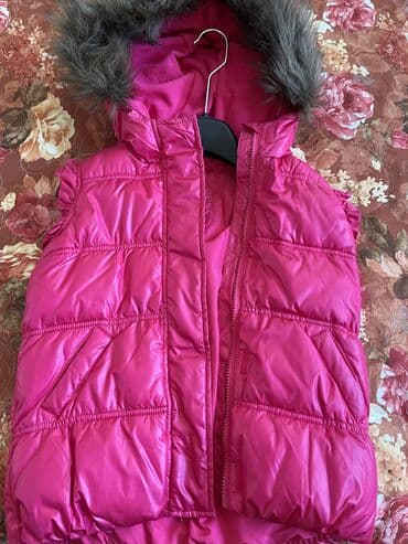 Куртка-безрукавка бренда Gap для девочки 4-5 лет