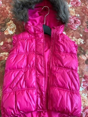 uşaqlar üçün sinteponlu jiletkalar: Куртка-безрукавка бренда Gap для девочки 4-5 лет — 1