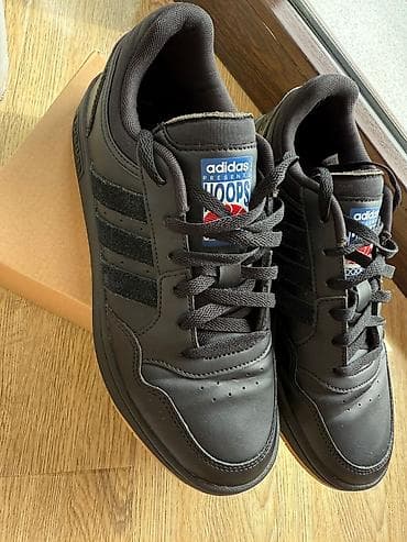ayaqlar: Məhsul: Adidas Hoops model kişi krossovkası Ölçü: 40–41 Rəng: Tam — 3