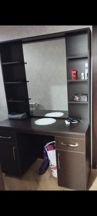 İşlənmiş, Saş kəsimi üçün masa, Güzgülü