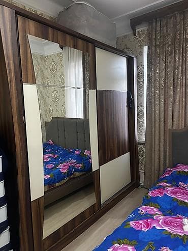 tek divan: Sürüşmə qapılı böyük qarderob - Material: ağac teksturalı laminat — 3