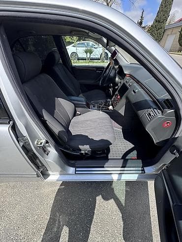 ford tranzit 2000: Mercedes-Benz E 240: 2.4 l | 2000 il Sedan — 8