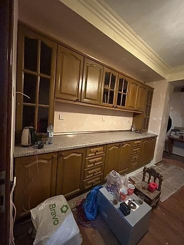 кухна мебель: Mətbəx mebel dəsti - Klassik dizaynlı, qəhvəyi tonlarda taxta fasadlı — 3