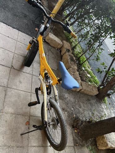 горный велосипед: Sarı rəngli qatlanan şəhər velosipedi Xüsusiyyətlər: - Qatlanma — 2