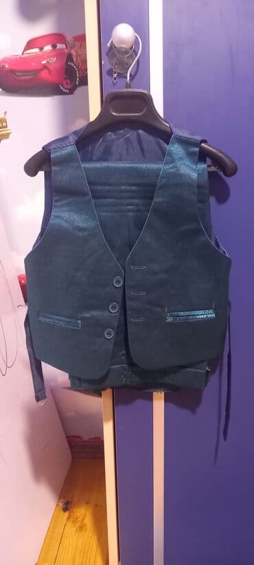 tünd qırmızı rənfli məktəbli forması: Tezedir hec geyilmeyib 3 4 yasli usaga geder3 lu dest — 2