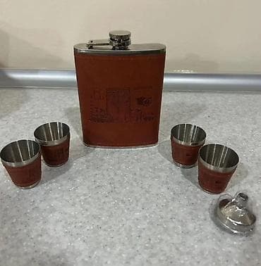 Hədiyyəlik kolba dəsti - Tərkib: 1 ədəd metal kolba, 4 ədəd metal
