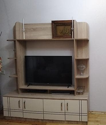 karaca sumqayit: İşlənmiş, Düz TV altlığı, Polkalı, Laminat — 1