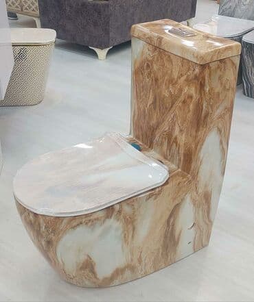 туалет: Qəhvəyi və ağ rənglərdə olan, müasir dizaynlı unitaz. Hamam və — 1