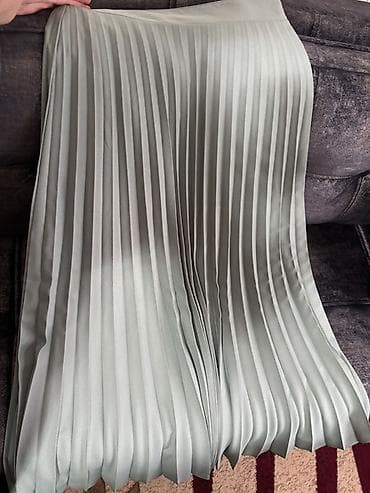 Brend: Özmenler Model: Plisəli ətək Bədən ölçüsü: 40 Rəng: Açıq