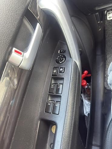 avtomobil oturacaq uzluyu: Kia Sorento – ağ rəngli, şəhər və uzun yol üçün rahat krossover/SUV — 4