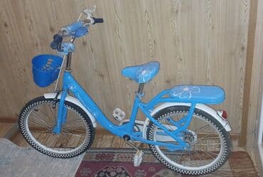 3 5 yaşlı uşaqlar üçün velosipedlər: Uşaq velosipedi – mavi rəngdə, çiçək naxışlı dizayn. Xüsusiyyətlər: - — 2