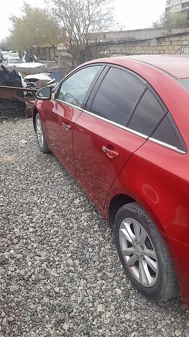 qırmızı maşın: Chevrolet Cruze sedan, qırmızı rəng. - Kuzov: 4 qapılı sedan, arxa — 2