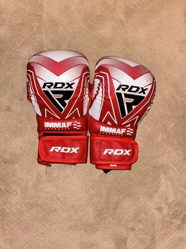 RDX boks əlcəkləri - Brend: RDX - Rəng: qırmızı-ağ - Model üzərində