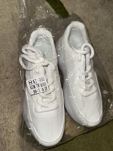 Yenidir. Real alıcıya endirim mümkündür