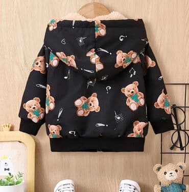 детская пижама комбинезон: Qara rəngli uşaq gödəkçəsi. Bu gödəkçə ayıcıq naxışlıdır və notlar — 1