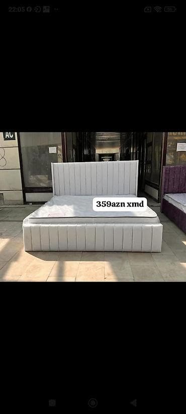 Ağ rəngli, müasir dizaynlı yumşaq başlıqlı çarpayı dəsti. Düz şaquli